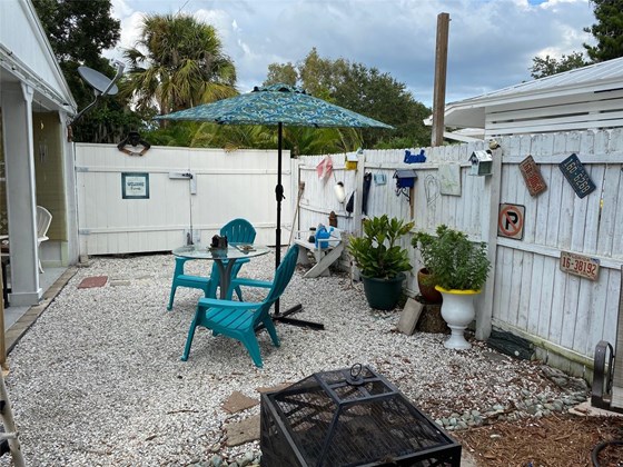 side yard - Single Family Home for sale at 440 S Lime Ave, Sarasota, FL 34237 - MLS Number is A4514383
