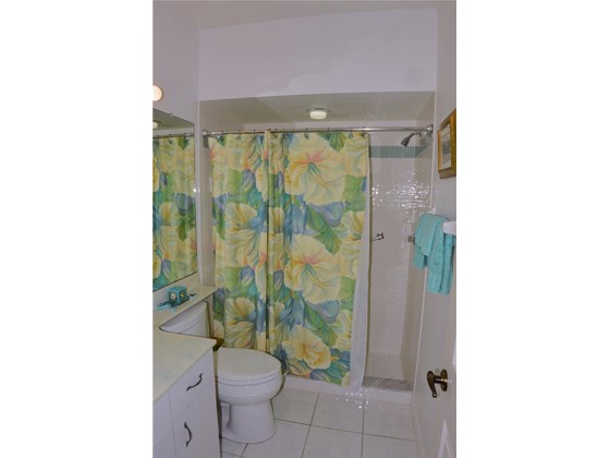 Guest bathroom - Single Family Home for sale at 1609 Slate Ct, Venice, FL 34292 - MLS Number is N6119107